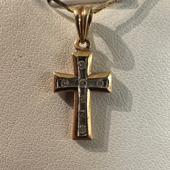 446812 - 10K Cross Pendant W/Diamonds - Picture 2 of 2
